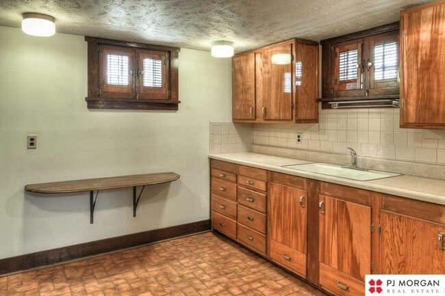 Building Photo - 810 S 58th St