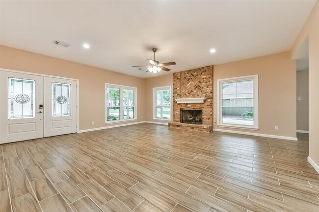 Building Photo - 605 Kings Ct