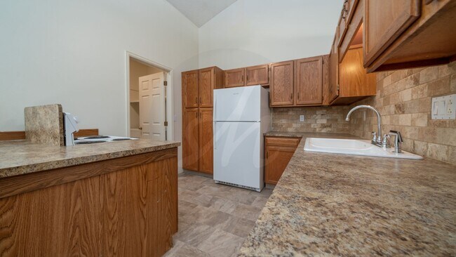 Building Photo - 2 Bedroom Rancher Townhome in Country Club...