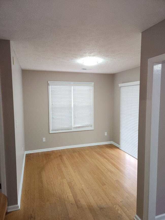 Building Photo - 886 Castlewood Dr