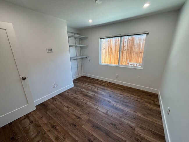 Building Photo - Spacious 3 bedroom 2 bath