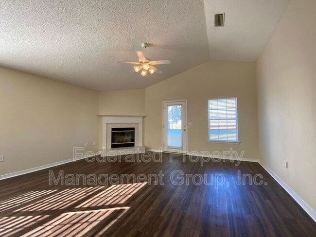 Building Photo - 2615 Creek Ridge Dr