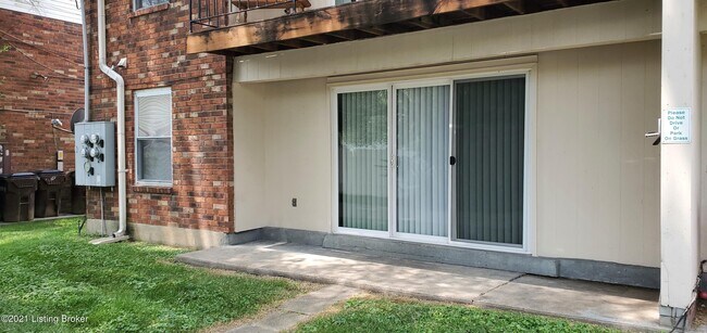 Building Photo - 9302 Aylesbury Dr