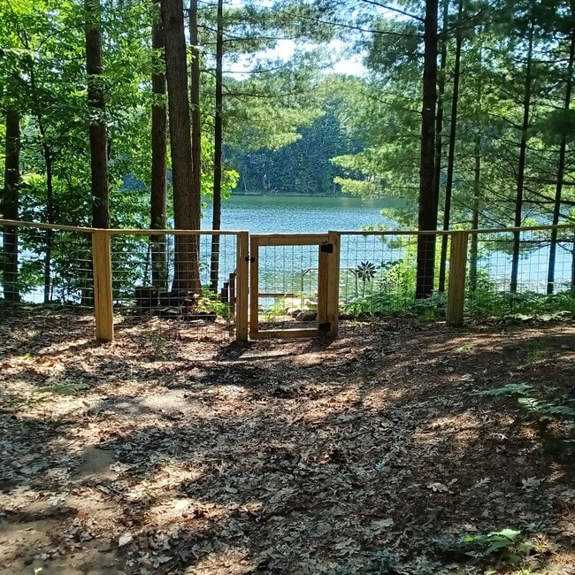 Building Photo - Lakeside Serenity Awaits