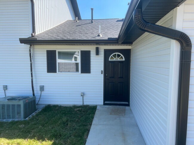 Building Photo - 3 Bed 2 Bath Apartment