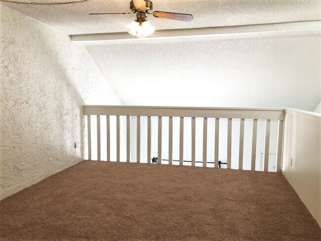 Building Photo - Loft Style Townhome