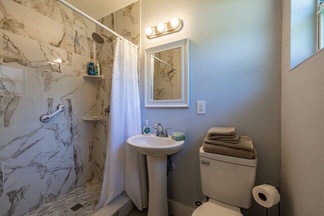 Building Photo - 208 Woodbine Ave