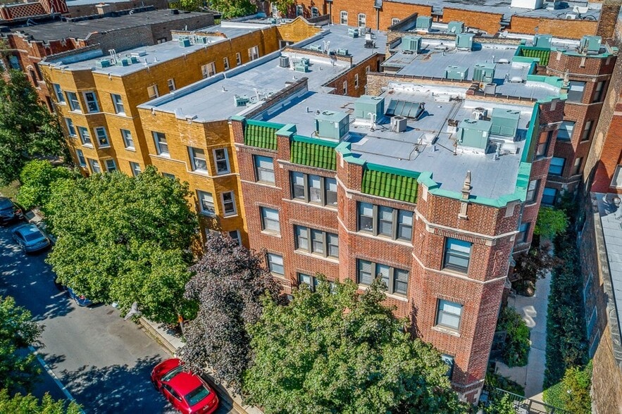 Building Photo - 624 W Roscoe St