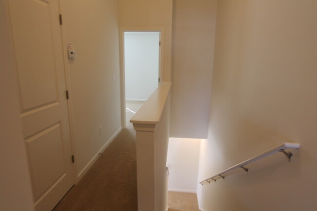 Building Photo - 2BD Townhome minutes from Downtown Pinevil...