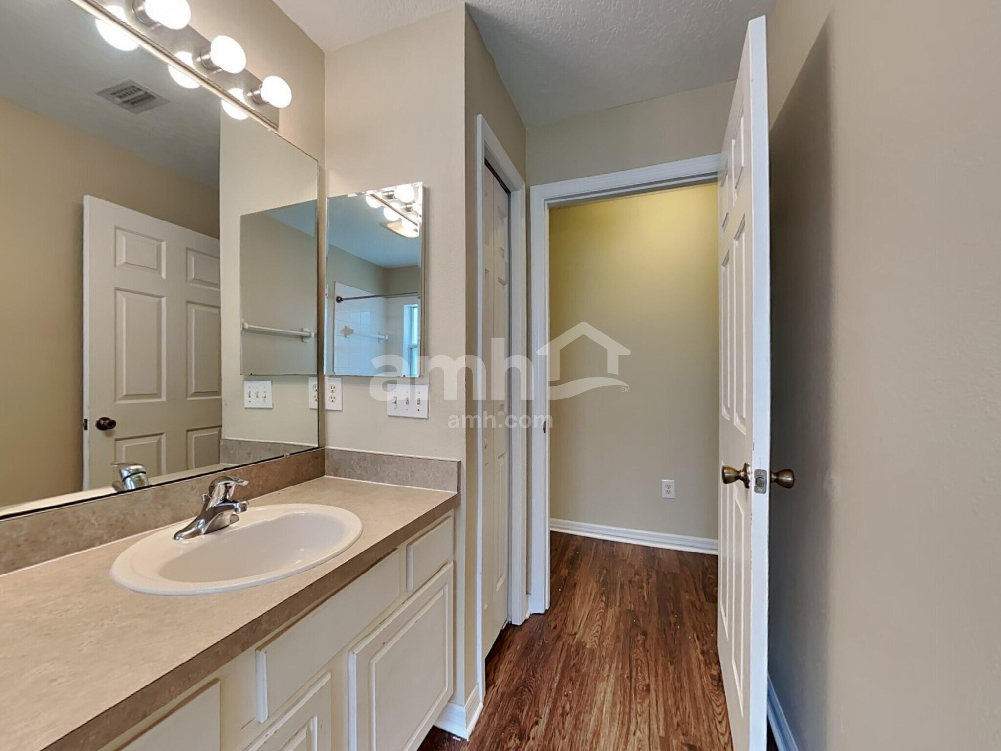 Building Photo - 1322 Lake Idamere Blvd