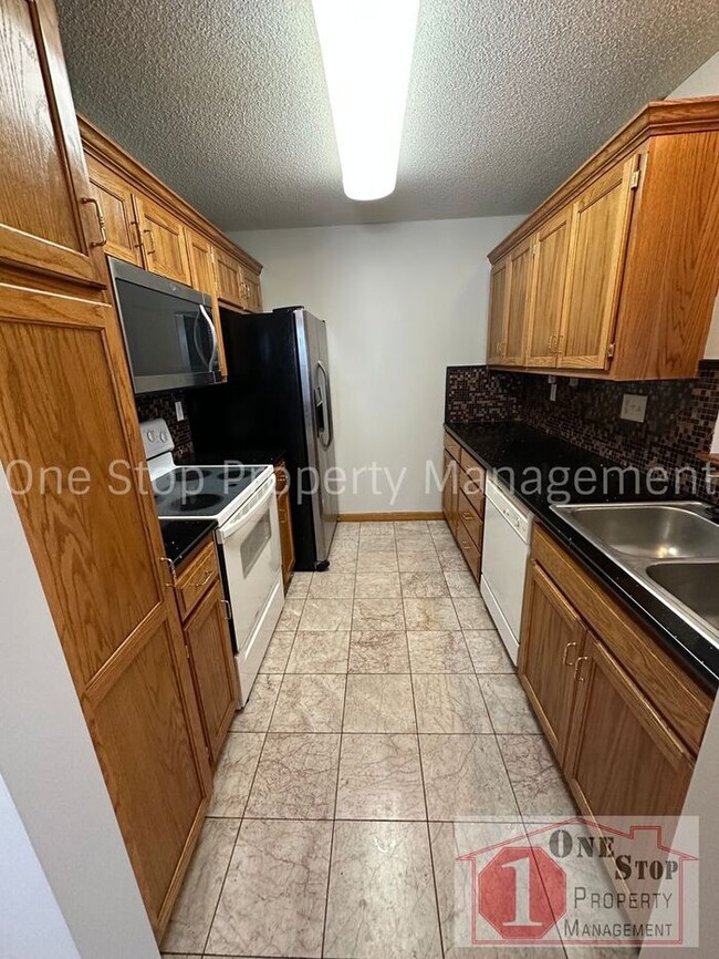 Building Photo - Spacious 3 Bed, 3 Bath Home in Raymore wit...