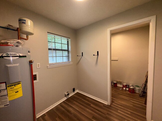 Building Photo - Minutes From Jax State and Jacksonville City Schools