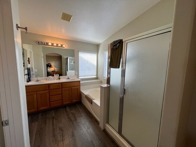 Building Photo - 3 bedroom + a loft in desirable Manteca!