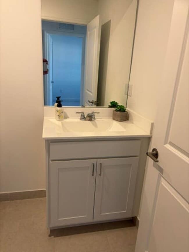 Building Photo - 4181 Lagoon Shore Dr