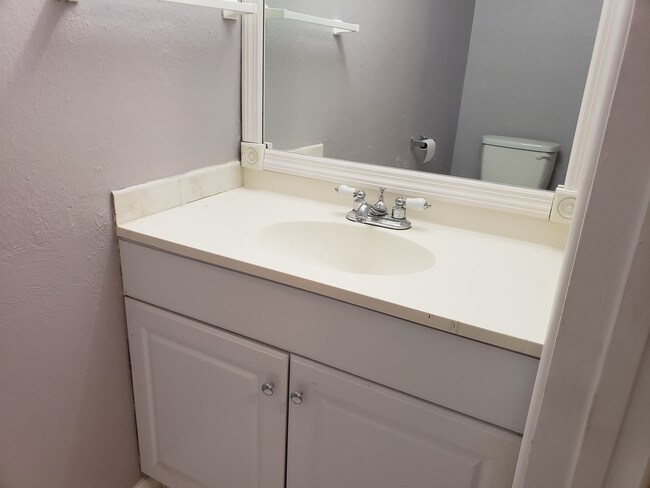 Building Photo - 1440 N Lawnwood Cir