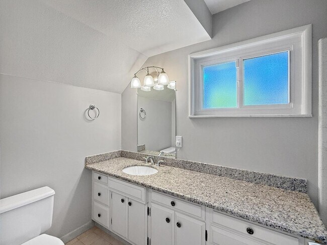 Building Photo - 527 Hilbar Ln