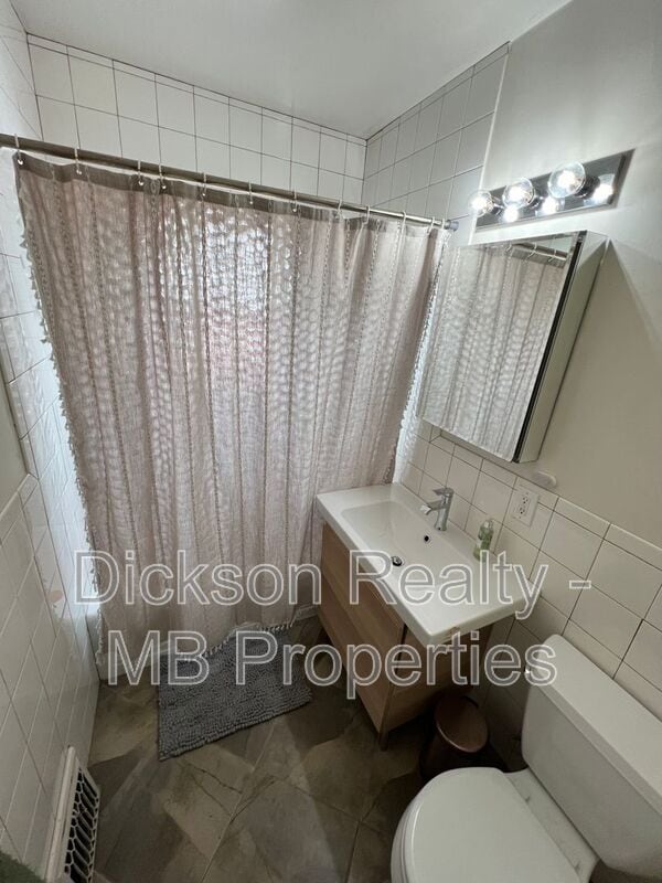 Building Photo - 631 Cheney St