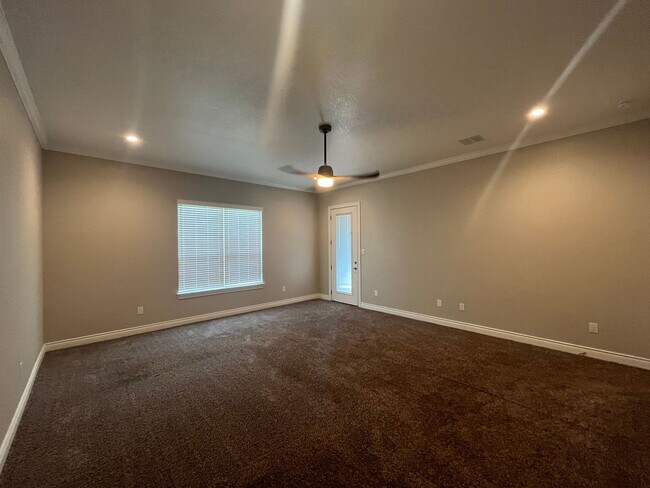 Building Photo - 4815 Viewcrest Rd