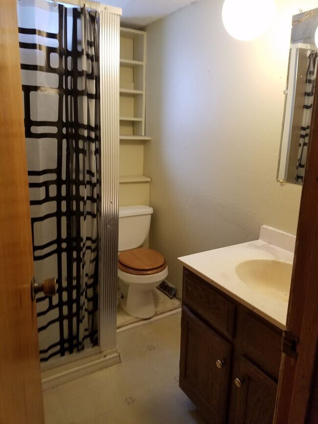 Building Photo - 1013 Dewey Ave NE