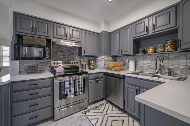 Building Photo - 920 W Orient St