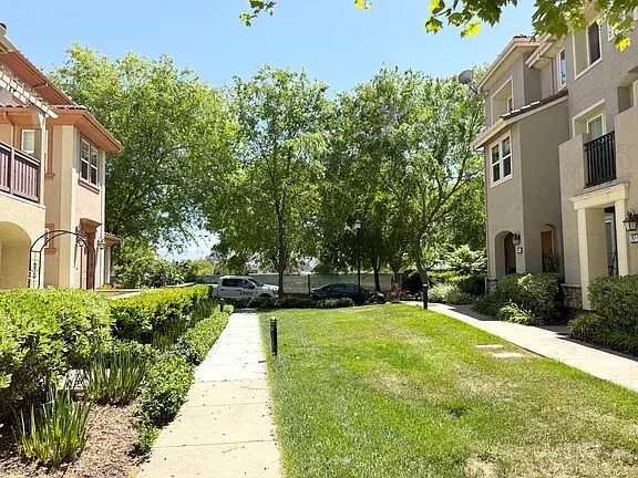 Building Photo - 207 Heligan Ln