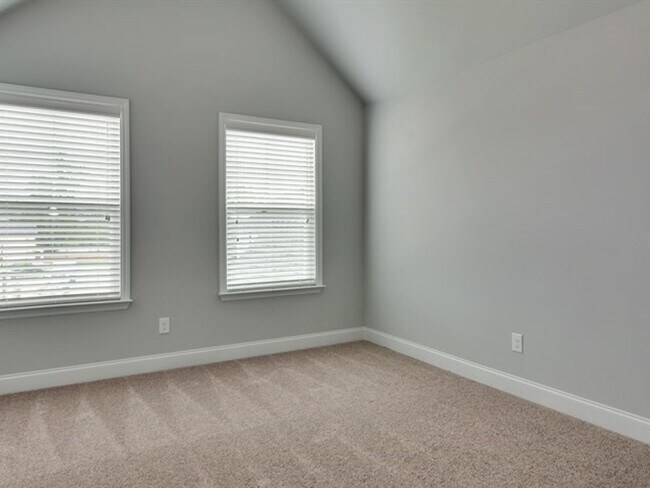 Building Photo - Centrally Located Home Sweet Home