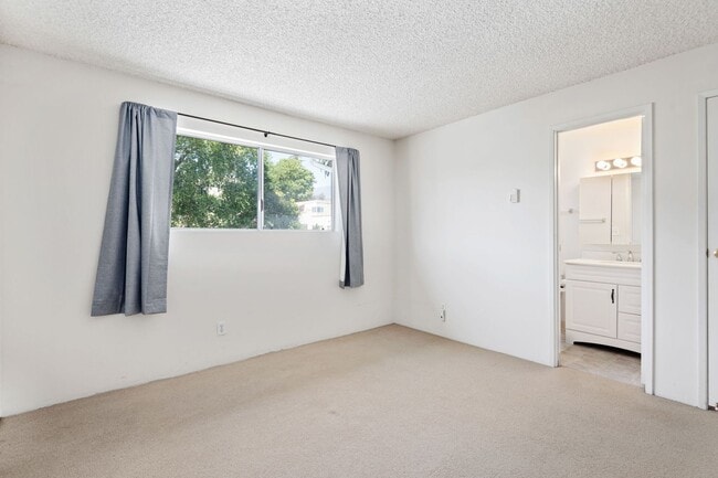 Building Photo - The perfect upstairs location down town Sa...