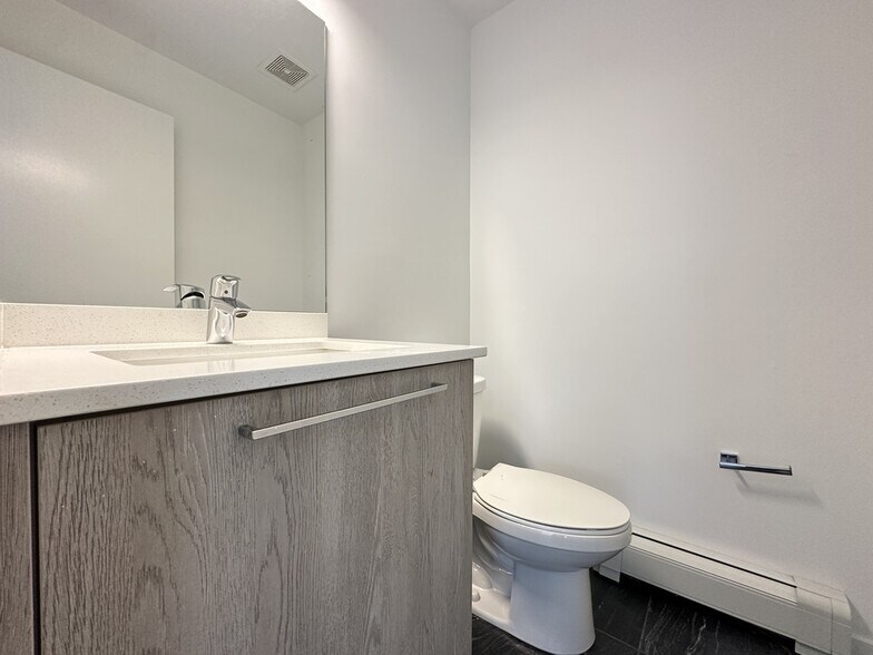 Building Photo - 7621 N Sheridan Rd