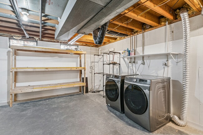 Building Photo - 3032 W 9th St