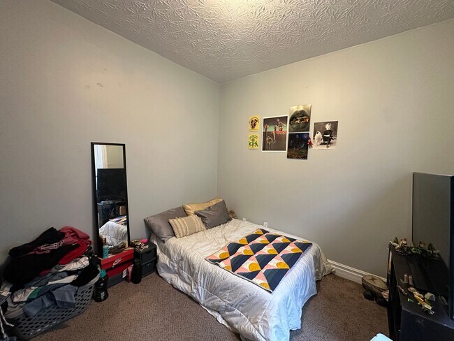 Building Photo - 5 Bedroom House Available Next to UC Campus