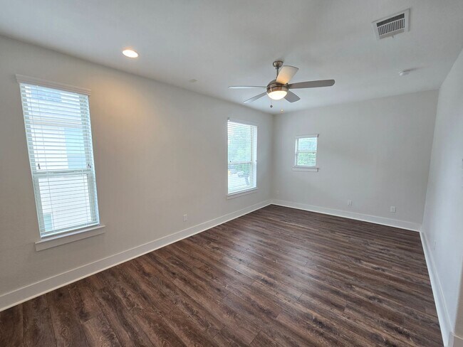 Building Photo - Energy Efficient Urban Townhome w/ Open Floorplan, Gourmet Kitchen, Rooftop Patio, & Exall Park N...