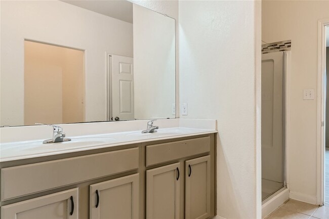 Building Photo - HUGE 5 BEDROOM HOME FOR RENT IN LUCKEY RAN...