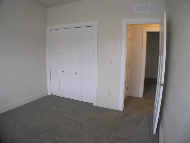 Building Photo - 2537 E Hidden Crk St