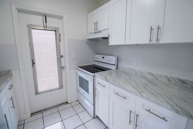 Kitchen - 2537 Lincoln St