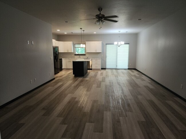 Building Photo - Three bedroom two bath w/ triple garage