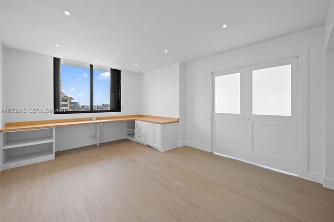 Building Photo - 520 Brickell Key Dr