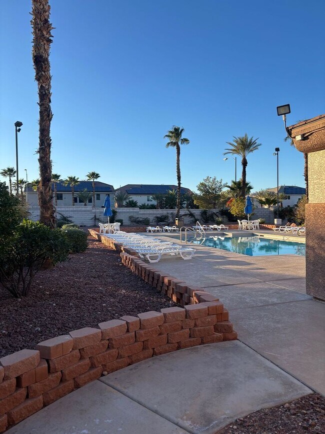 Building Photo - *GREAT TOWNHOME IN GATED "SILVERADO RANCH COMMUNITY!!"