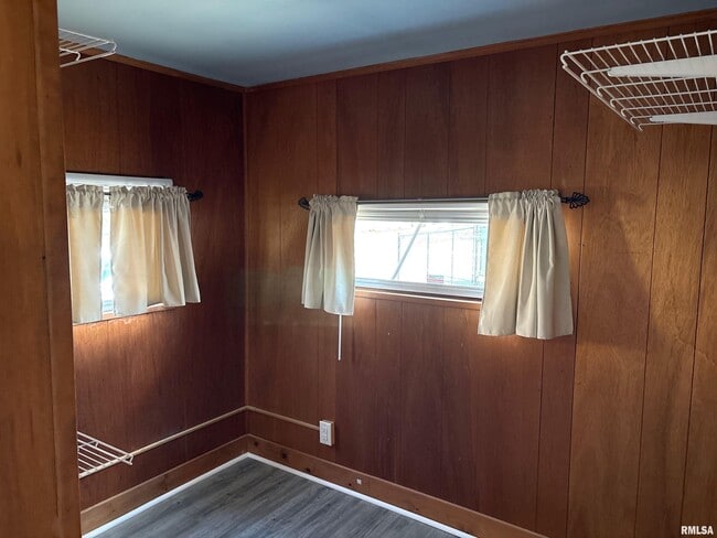 Building Photo - 901 NE Glen Oak Ave