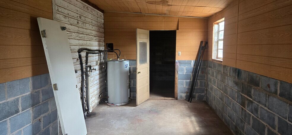 Laundry and storage - 1721 Austin St