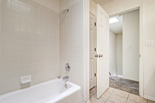 Building Photo - Oso Park Condo  3 Bedroom 2 !/2 Bath