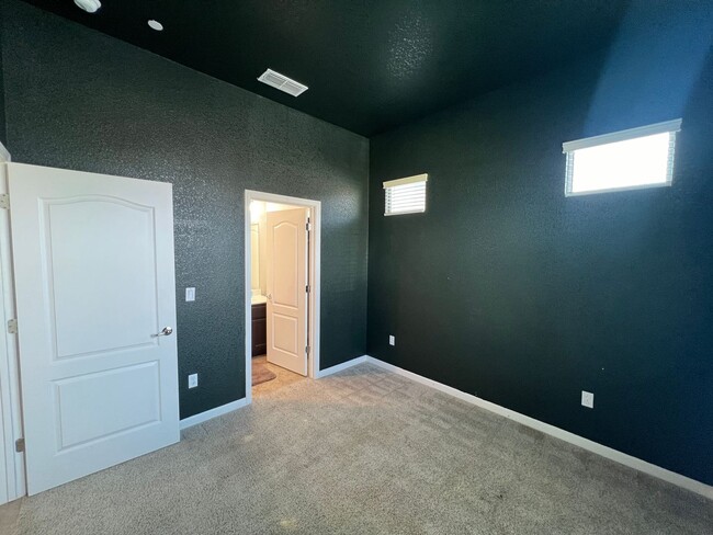 Building Photo - 4-bedroom single story in Patterson!