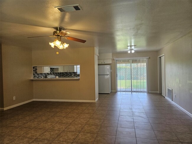 Building Photo - 207 Shadow Oaks Dr