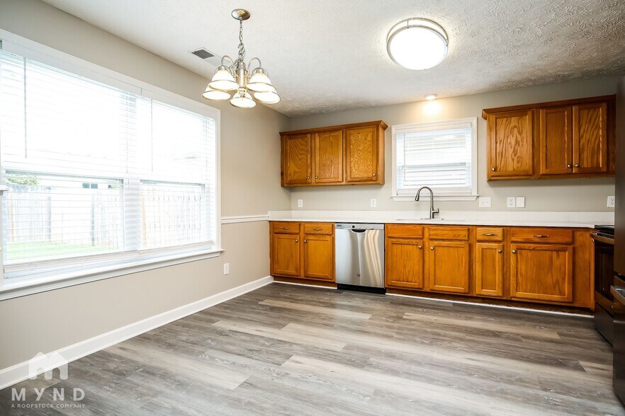 Building Photo - 1634 Beaconcrest Cir