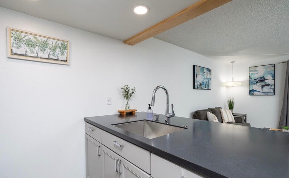 Building Photo - 9645 Independence Dr