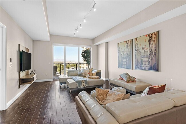Building Photo - Designer Furnished Beauty at One Las Vegas!