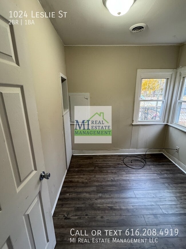 Building Photo - 1024 Leslie St