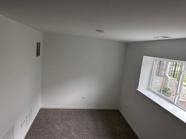 Building Photo - 560 Wolverine Dr