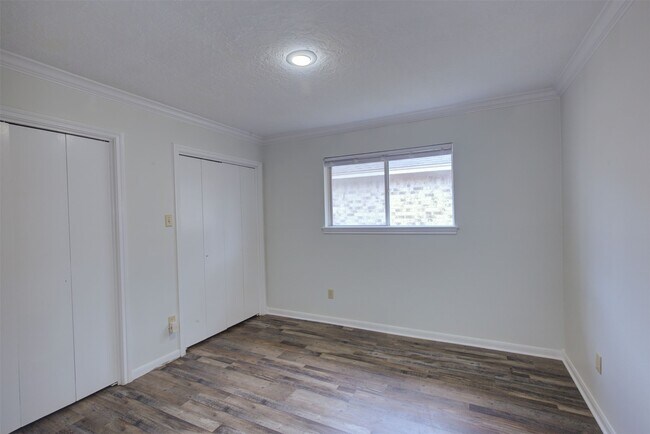 Building Photo - 1402 Forest Home Dr