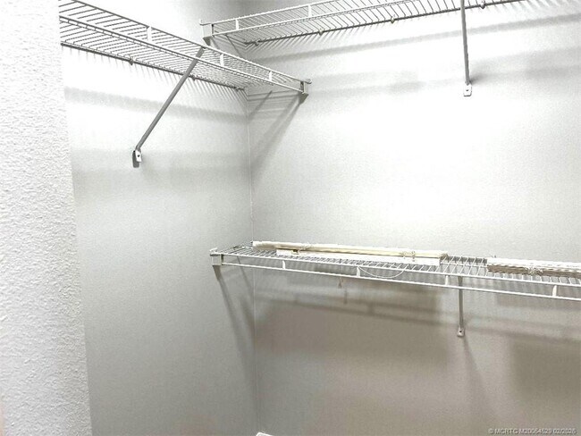 Building Photo - 1450 SW Paar Dr