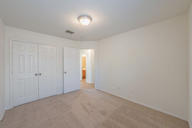 Building Photo - 3 Bedroom 2 Bath Home